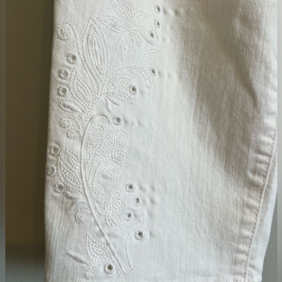 Chico’s Fabulously Slimming White Jeans w/ Floral Eyelet Trim On Legs Size 3 - Picture 5 of 10